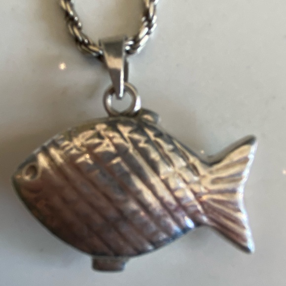 Sterling silver necklace and fish pendant - Picture 2 of 3